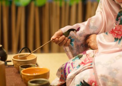 Voyage Incentive au Japon : cérémonie du Thé, mélange de la poudre de thé