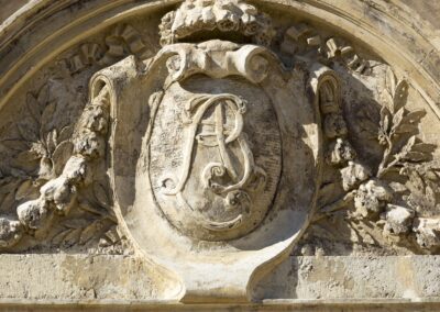 voyage sur mesure : fronton du chateau de la Jaubertie en Dordogne