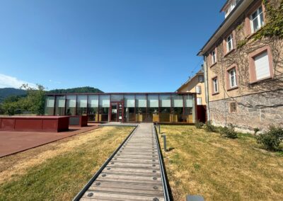 Séminaire à la maison Albert Schweitzer : Entrée vitrée et moderne de la "Maison d'A. Schweitzer" - Musée à Gunsbach.