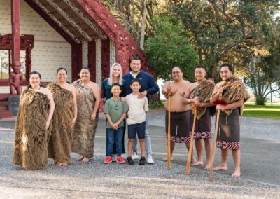 Learning-trip en Nouvelle-Zélande : Familles de Maoris devant le "Te Whare Rūnanga" à Waitangi