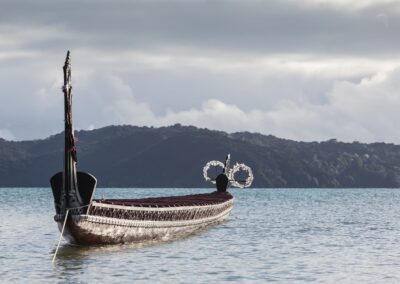 Learning-trip en Nouvelle-Zélande : Waka traditionnel maori mouillant dans la Bay of Islands,