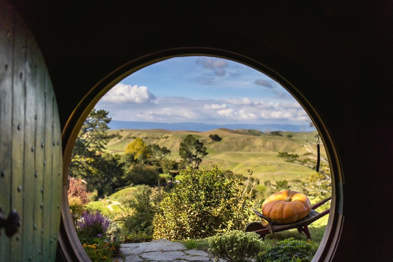 Learning-trip en Nouvelle-Zélande : Vue depuis une maison hobbit dans le village de Hobbiton, Waikato, Nouvelle-Zélande