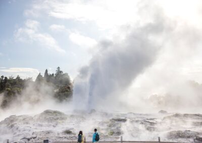 Voyage sur mesure en Nouvelle-Zélande : Éruption d’un geyser au milieu de la vapeur à Rotorua, Nouvelle-Zélande