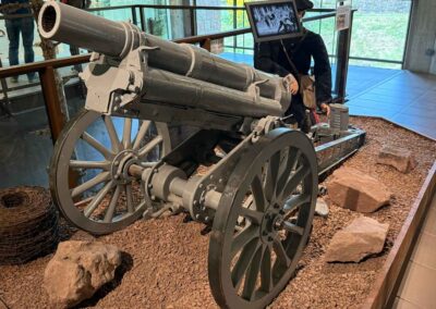 Weekend sur mesure en Alsace : Canon d'artillerie exposé dans le musée Mémorial du Linge avec une reconstitution historique.