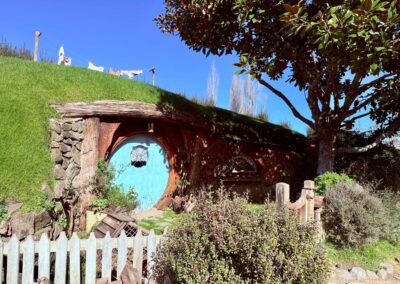 Voyage Nouvelle-Zélande en famille : Porte bleu turquoise d'un trou de Hobbit - village de Hobbiton à Matamata, région de Waikato.