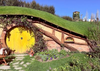 Learning-trip en Nouvelle-Zélande : Porte jaune d'un trou de Hobbit - village de Hobbiton à Matamata, région de Waikato.