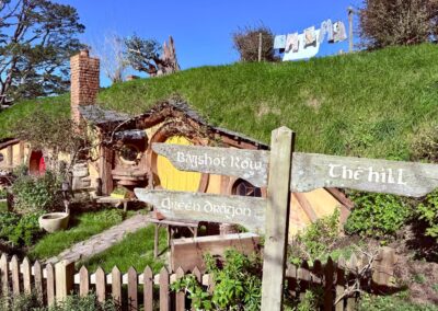 Voyage incentive en Nouvelle-Zélande : Panneau de direction au village d'Hobbiton (Matamata)