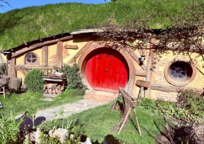 Voyage Nouvelle-Zélande en famille : Porte rouge d'un trou de Hobbit - village de Hobbiton à Matamata, région de Waikato.