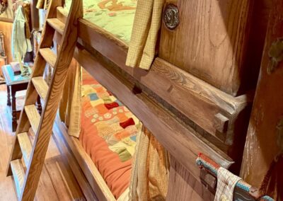 Voyage incentive en Nouvelle-Zélande : Lits superposés dans une maisonnette de Hobbit - Village de Hobbiton à Matamata, région de Waikato.