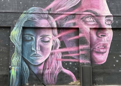 "Soul Traveler" de Carly Ealey. Peint en direct lors du festival de peinture murale Fresh Coat de The Container Yard avec Hansen’s Soda en octobre 2017