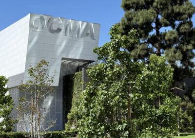 Voyage sur mesure en Californie : Façade moderne du musée OCMA à Costa Mesa entourée d’arbres sous un ciel bleu.