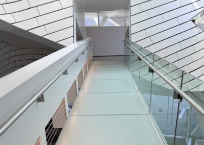 Voyage sur mesure en Californie : Passerelle intérieure du musée OCMA avec un design moderne et minimaliste.