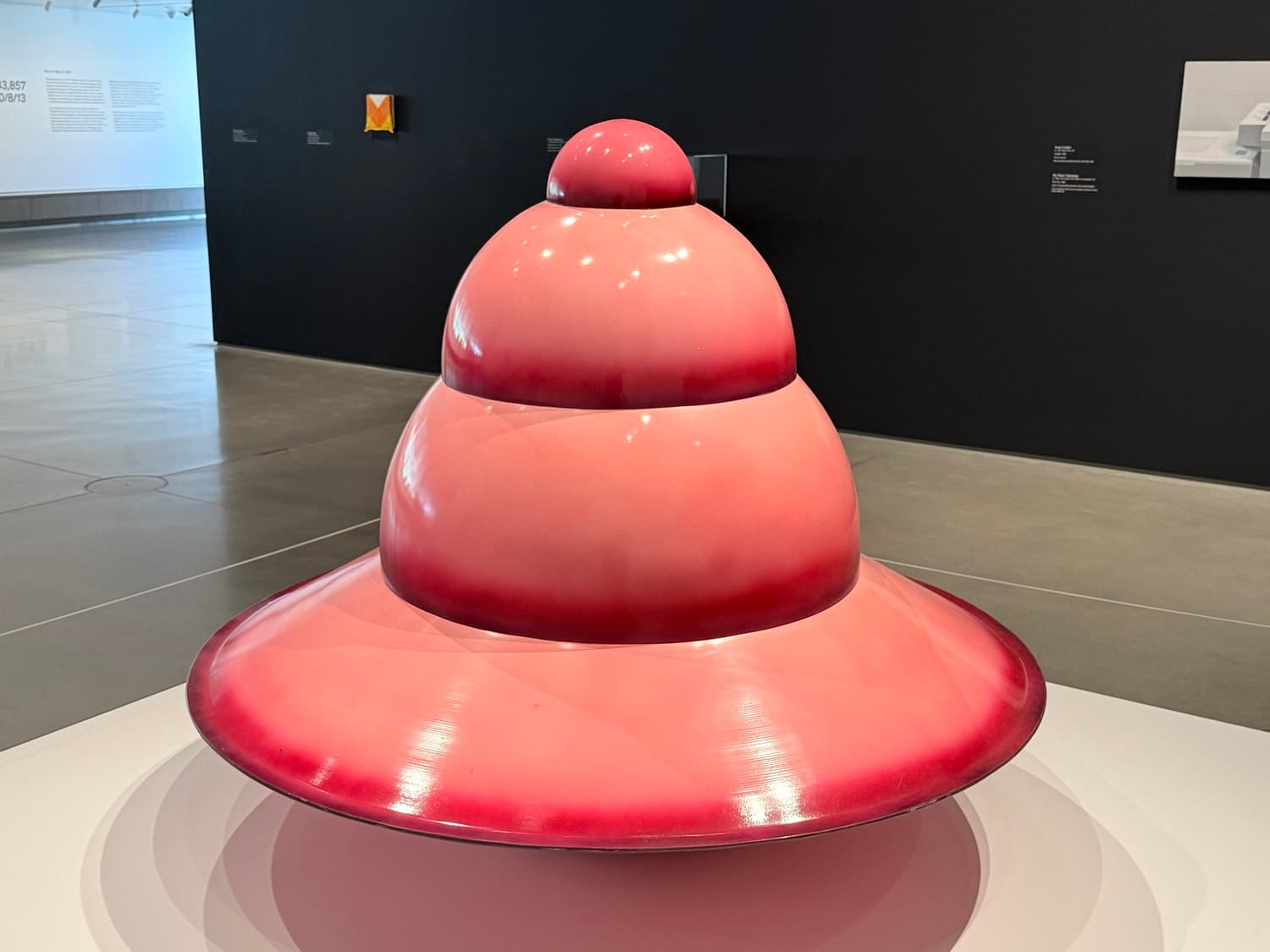 Voyage sur mesure en Californie : « Pink Top » (1965) par l’artiste Valentine De Wain. L’œuvre a été exposée a l’OCMA (Costa Mesa).