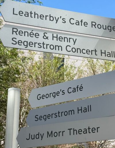 Voyage entre amis en Californie : Panneaux de direction autour du centre culturel de Costa Mesa près du musée OCMA.