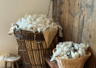 Voyage en famille dans les Vosges : Paniers de coton importés d'Inde. Le coton après avoir été filé est transformé en toile.