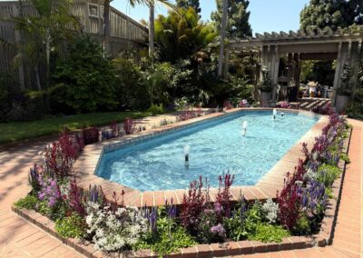 Voyage sur mesure en Californie : Piscine avec fleurs colorées au Sherman Garden de Corona del Mar.