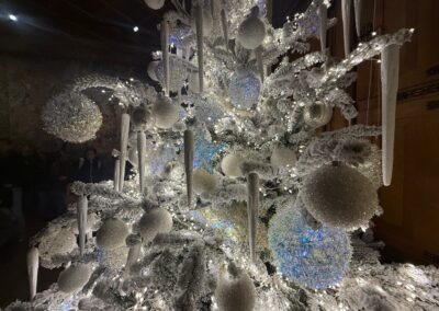 Voyage sur mesure en famille : Sapin de la chambre de Diane de Poitiers inspiré de la Reine des Neiges lors de l’édition Grand Nord au château de Chenonceau (Jean-François Bouchet - MOF).