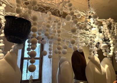 Soirée costumée à Chenonceau : Les manchots du pôle sud par la créatrice Joanna HAIR dans le garde-manger du château. Edition Grand Nord au château de Chenonceau.