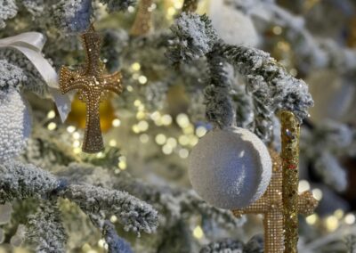 Weekend en Touraine entre amis : Gros plan sur les croix et boule de Noël du sapin situé dans la galerie du château de Chenonceau (Edition Grand Nord, Jean-François Bouchet - MOF).