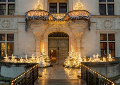 Soirée costumée à Chenonceau : Entrée du château de Chenonceau décorée avec des sapins de Noël, des guirlandes lumineuses et des éléments de décoration hivernale (Jean-François Bouchet - MOF).