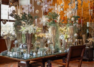 Soirée costumée à Chenonceau : Composition flocons de verres avec fleurs de saison. Edition Grand Nord au château de Chenonceau (Jean-François Bouchet - MOF).