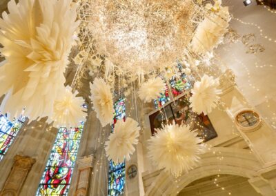Séminaire sur mesure en Touraine : Coupole d’alliums séché dans la chapelle. Edition Grand Nord au château de Chenonceau (Jean-François Bouchet - MOF).
