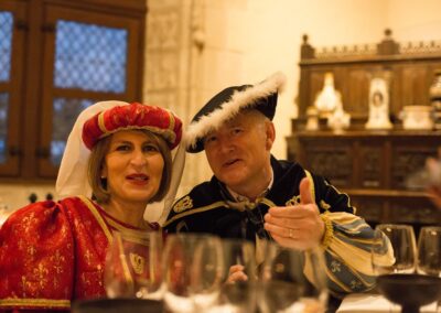 Clôture de Séminaire dans un château : Duc et duchesse échangent lors du banquet renaissance