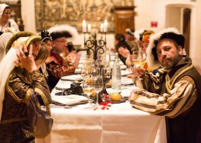 Clôture de Séminaire dans un château : vue sur une tablée où tous les convives sont habillés de beaux costumes