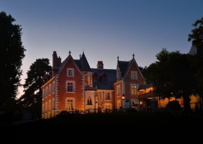 Séminaire sur mesure en Touraine : façade éclairée du Clos Lucé.