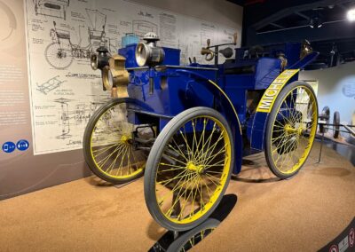Séminaire en France : L’Éclair, voiture construite en 1895, est constituée d’un châssis Peugeot et d’un moteur Daimler