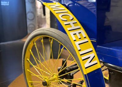 Organisation d'évènement sur mesure : Roue et garde-boue avant de l’Éclair, voiture construite en 1895, est constituée d’un châssis Peugeot et d’un moteur Daimler