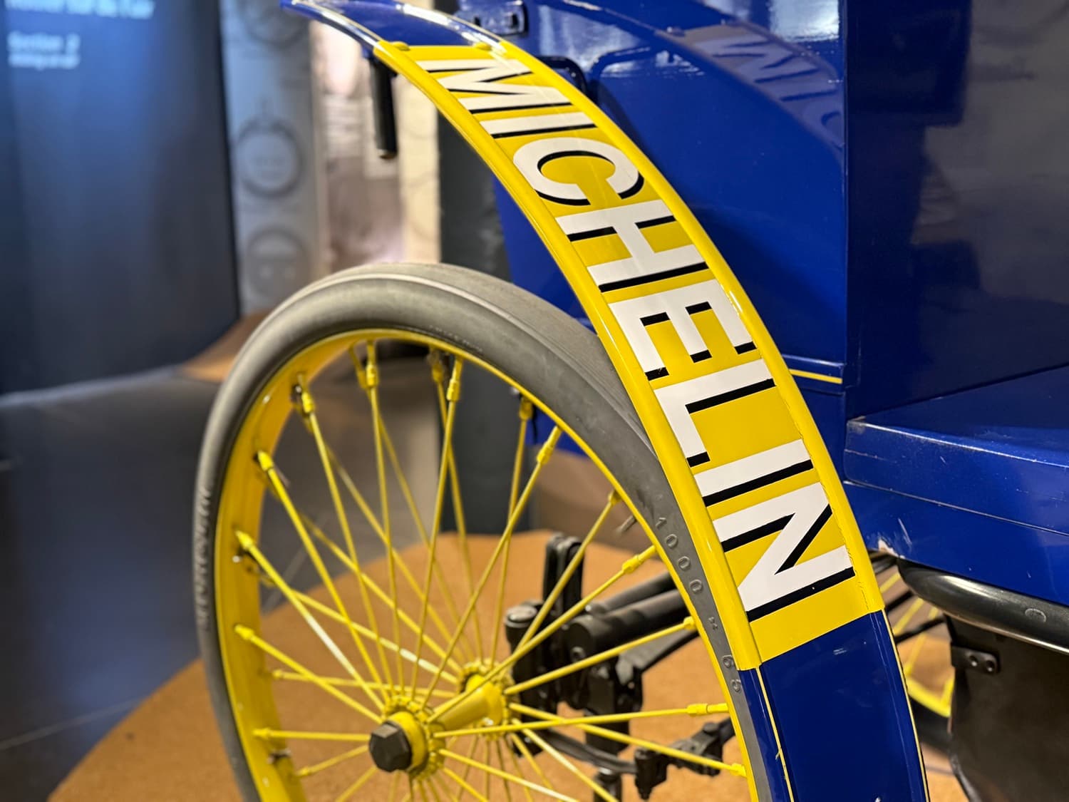 Organisation d'évènement sur mesure : Roue et garde-boue avant de l’Éclair, voiture construite en 1895, est constituée d’un châssis Peugeot et d’un moteur Daimler