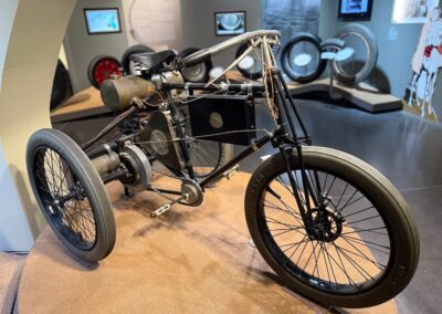 Séminaire en France : Tricycle de Dion est la première voiture fabriquée en série en 1896 sur pneus Michelin