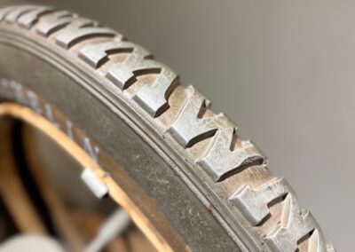 Voyage familiale en France : Le pneu Michelin avec les inscriptions « M » sur le pneu qui laissent des empreintes au sol (1919)