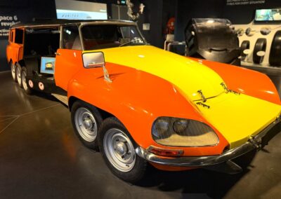 Séminaire sur mesure en France : Voiture Citroën « Mille-pattes » (1972). Véhicule innovant à six roues, exposée au musée Michelin situé à Clermont-Ferrand, avec un design orange et jaune vif.