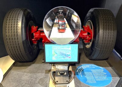 Voyage familiale en France : Maquette de système de guidage de tramway sur pneus Michelin exposée au musée Michelin de Clermont-Ferrand.