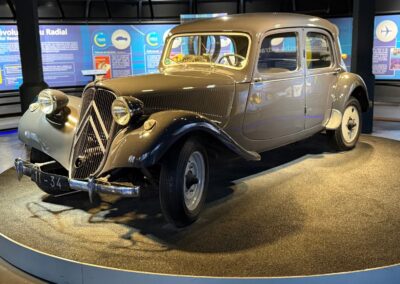Séminaire sur mesure : Citroën Traction exposée au Musée Michelin. Elle est équipée du « radial » ou « pneu X » de Michelin.
