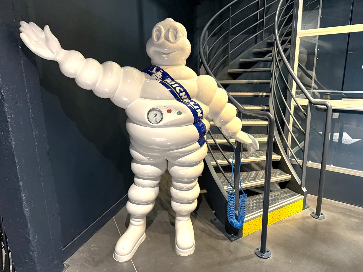 Séminaire sur mesure en France : L’empilement des pneus avec des bras et des jambes vont permettre la création de Bibendum