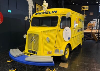 Voyage familiale en France : Citroën type HY jaune de Michelin qui était utilisé pour la promotion de sa marque sur les plages européennes.
