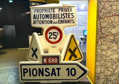 Organisation d'évènement sur mesure : Panneaux routiers anciens fabriqués par Michelin fabriqués en lave émaillée avec support en béton armé.