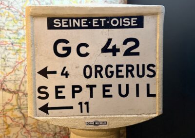 Séminaire en France : Panneaux routiers fabriqués par Michelin indiquant le Chemin de Grande Communication « GC » n°42