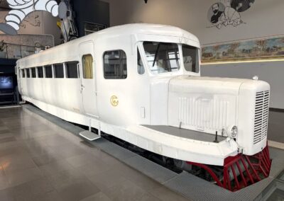 Voyage sur mesure en France : Un prototype de train Micheline exposé dans un musée, affichant son design futuriste et sa construction originale. Cet exemplaire date de 1952 et a été rapporté de Madagascar en 1994