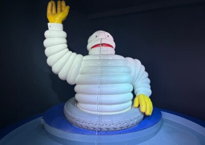 Organisation d'évènement sur mesure : Statue du « Bibendum fontaine », la mascotte de Michelin, en forme de bonhomme en pneus, exposée au musée Michelin.