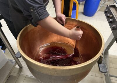 Weekend sur mesure en Touraine : étape d’aromatisation des futurs bonbons au Conservatoire de la confiserie d’Amboise.