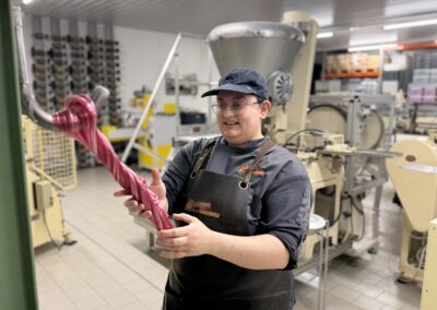 Escapade originale entre amis : étape du « satinage » (Conservatoire de la Confiserie d’Amboise)