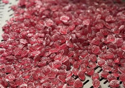 Séjour original à Amboise : après passage au bâti à cylindre, les bonbons tombent dans un récipient.