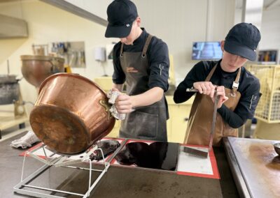 Séminaire original en Touraine : coulage de la pâte de fruit (Conservatoire de la Confiserie d’Amboise).