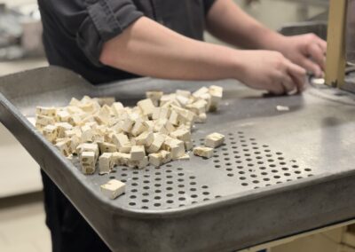 Escapade originale entre amis : découpe du nougat au conservatoire de la Confiserie d’Amboise.