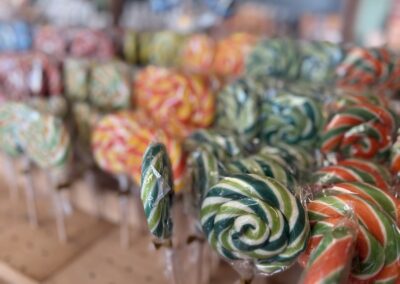 Séjour original à Amboise : Sucettes colorées (conservatoire de la Confiserie d’Amboise).