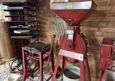 Séjour original à Amboise : Presse à calissons (à gauche) et Moulins broyeurs au conservatoire de la Confiserie d’Amboise.